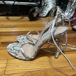 Steve Madden snakeprint thong heeled sandals 7.5 w